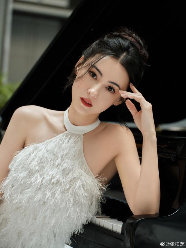 张柏芝出席活动身穿挂脖流苏短裙 公主盘发优雅知性