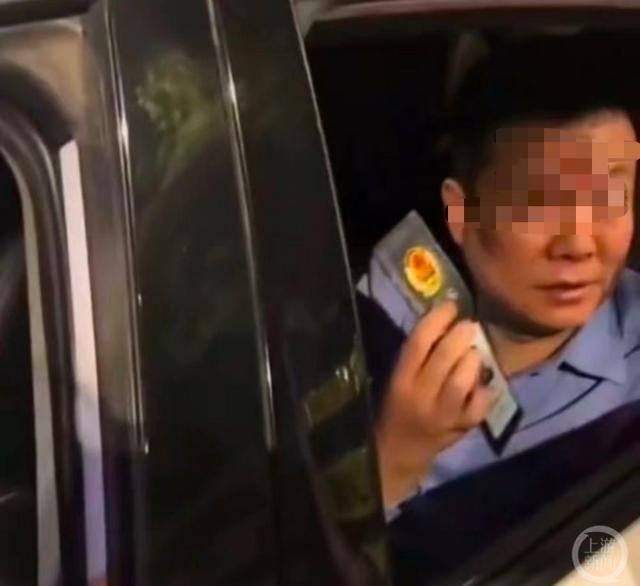 通报未消解大众疑惑,媒体五问民警“亮证逃查酒驾”事件