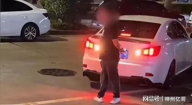 深圳一小车撞上人肉占车位男子扬长而去