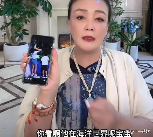 汪小菲带儿女现身北京 张兰晒孩子海洋馆游玩近照