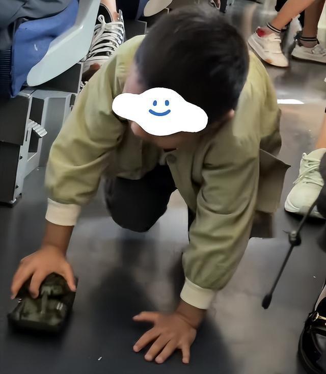 阿怡谈在高铁制止熊孩子 网红大吼道：我真的生气了