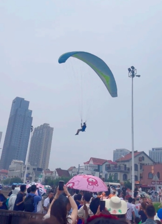 男子景区内飞滑翔伞踩到游客头 景区：游客自己带进来的