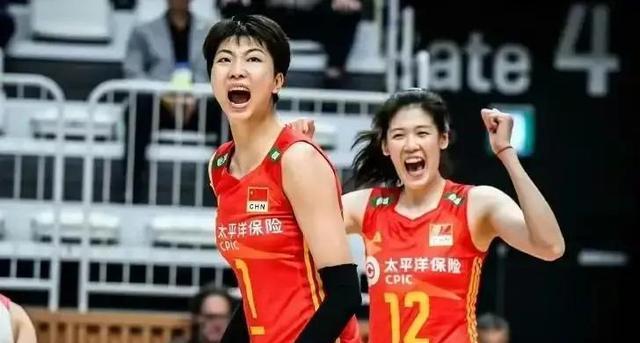 女排赢球晋级，蔡斌拥抱李盈莹笑得非常开
