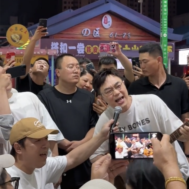 黄渤携大鹏现身夜市狂欢！撸串炫啤酒还唱起了歌