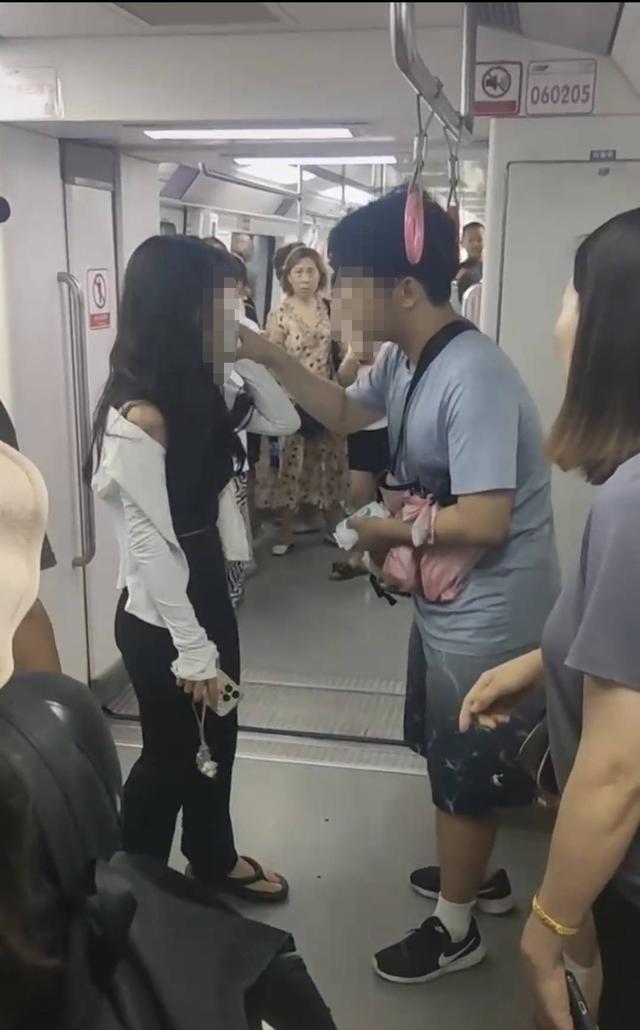 地铁被拍打女生已报警 目击者称愿为重庆地铁被打女孩作证