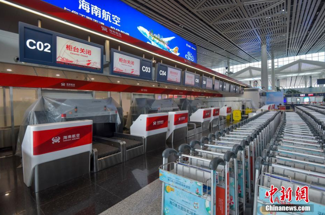 图为海口美兰国际机场T2航站楼出发大厅的值机柜台全部关闭。
