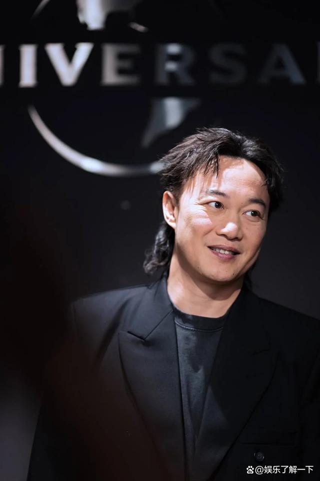 陈奕迅调侃张学友 「我恨张学友」随后他双膝下跪感谢大家踊跃购票并