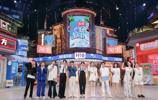何炅谢娜再度同框录节目 哭着拥抱仿佛回到快乐大本营