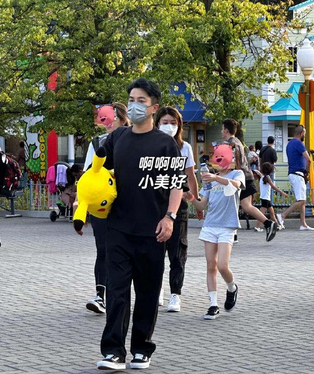 刘恺威带女儿旅游被偶遇 网友：脱下口罩拍照才知道是他