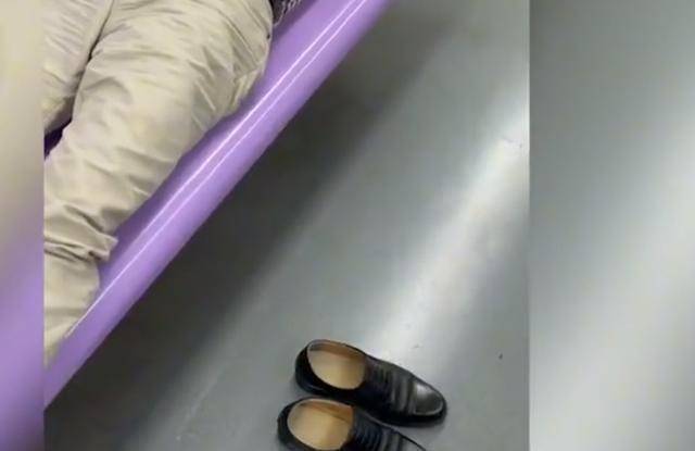 当乘客地铁上遇男子脱鞋 看不下去了，直接拎鞋下车扔进垃圾桶