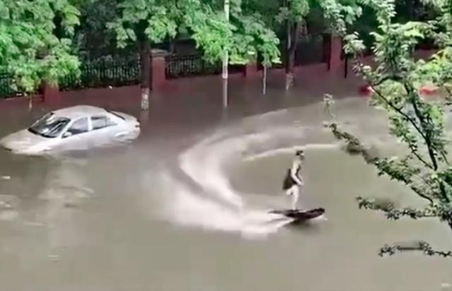 男子回应暴雨后冲浪上班：我是专业冲浪运动员，所以不存在危险