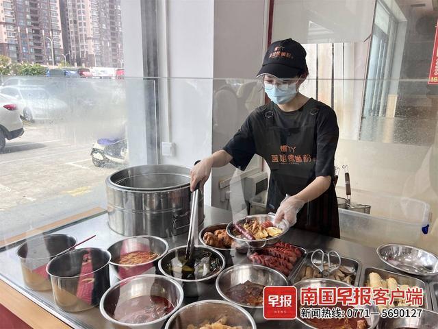 店员归还顾客遗落皮包称只是做了南宁人都会做的小事！
