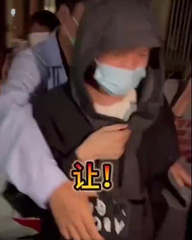 王源对私生说让让让让 网友:不是王源粉丝,都是别家私生,王源对粉丝非常好
