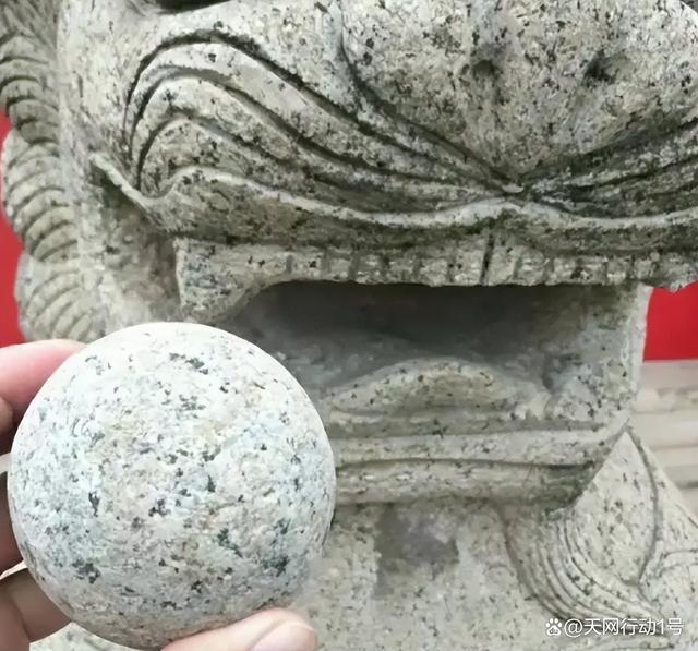福建一派出所门口,男子扣下石狮子嘴里石球,塞不回后在线求助