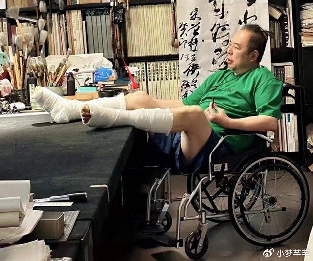 经纪人晒张铁林脚踝受伤照片，称张铁林入院做手术 现已回家休养