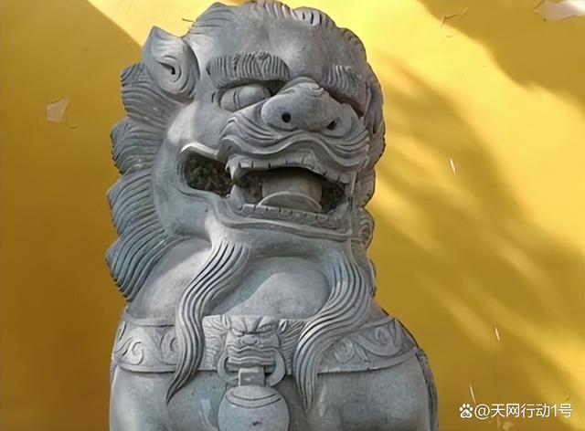 福建一派出所门口,男子扣下石狮子嘴里石球,塞不回后在线求助