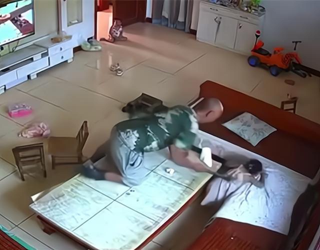 警方谈一老人追砍小孩 已移交刑警大队调查处理，受伤的两个小孩暂无生命危险