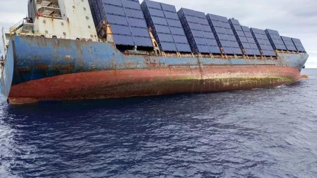 一巨型货柜船在高雄港外沉没 大量空货柜漂在海面