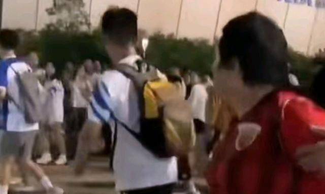 上海海港女球迷引起争议，与天津球迷发生口角多次提天津大爆炸