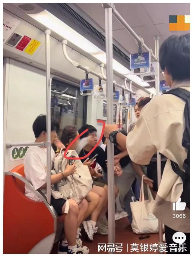 上海地铁两女子为了抢座位互相斗殴！