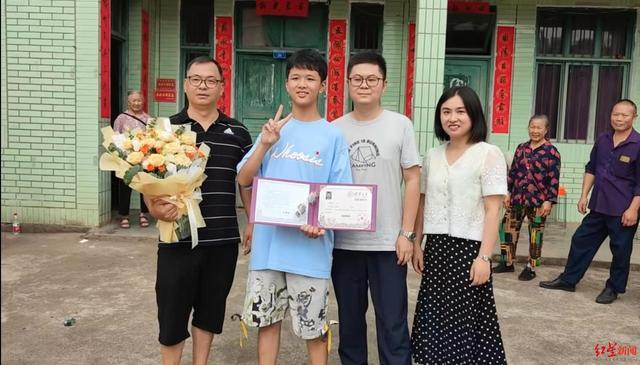 18岁农村男孩考上清华大学：母校重奖20万元奖学金，感谢帮助过我的人