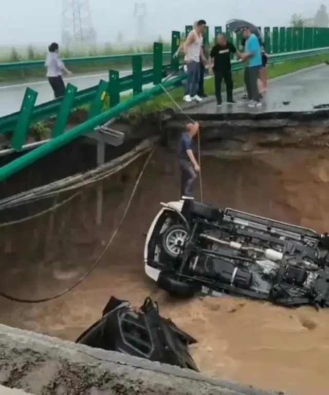 黑龙江哈牡高速桥梁因降雨坍塌，有车辆坠落