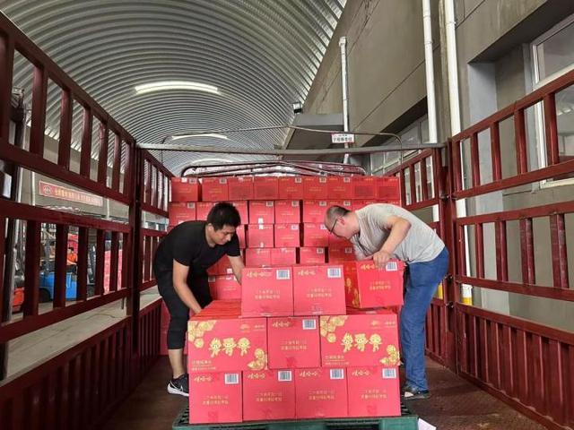 娃哈哈从临近工厂调拨48000瓶纯净水，紧急驰援涿州