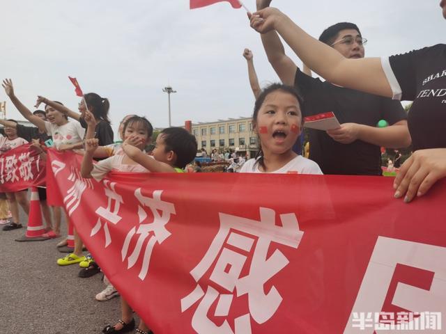 河南救援队陆续撤离涿州 当地市民自发聚集送别英雄