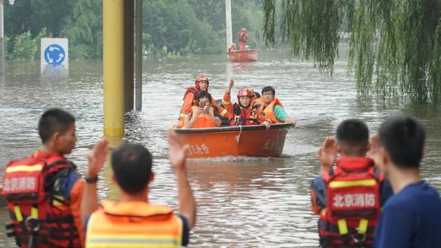 林志玲等明星向灾区捐救援船，协助救援队及时转移受困群众