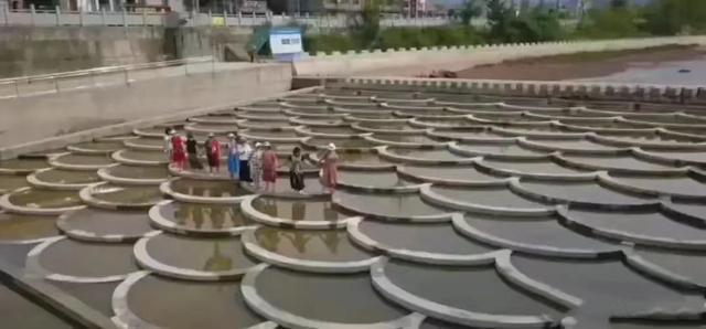 雅安鱼鳞坝值守人发声：无视警示牌强行进入河道拍照打卡 敬畏大自然，敬畏生命！