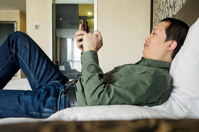 长期在床上玩手机的人，身体会有6个变化，想躲都躲不开