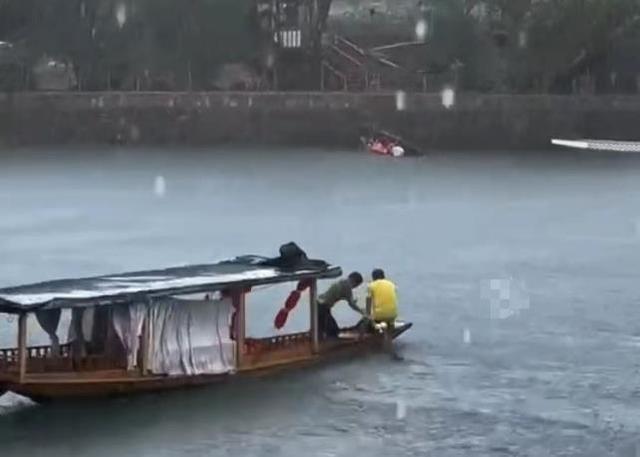 点赞！暴雨吹翻游船俩大哥顶着狂风暴雨施救 他说：“和英雄比起来，这不算啥”