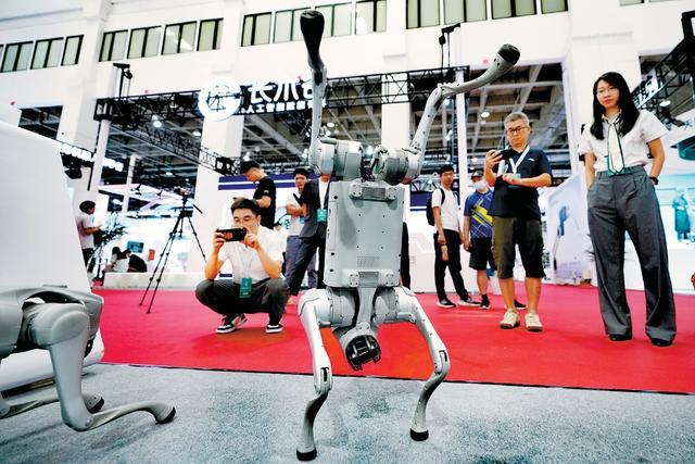 仿生机器人李白杜甫亮相，面对面交流，还能尝一杯机器人泡的茶