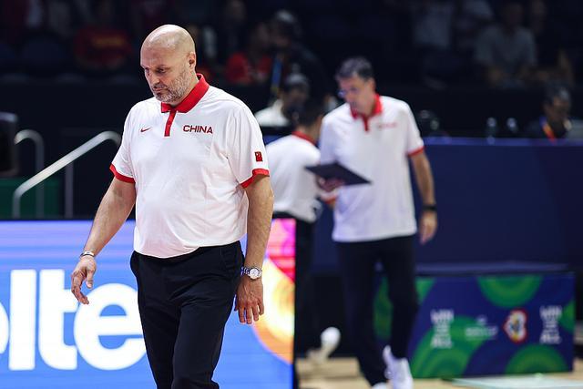 42分惨败！中国男篮不敌塞尔维亚，竞争奥运席位的首轮比赛中无一胜绩