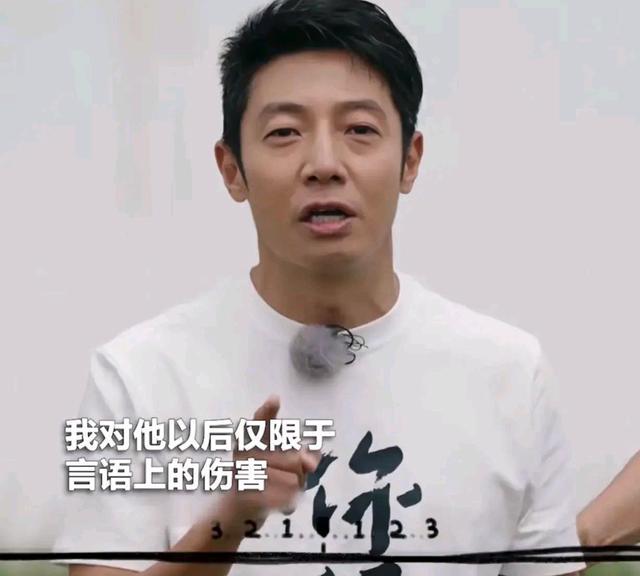 央视主持人尼格买提,因为胸毛被吐槽了!没想到体格这么魁梧