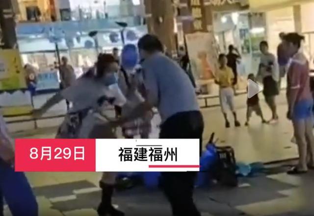 女子疑因乱停车被阻暴怒 脚踹保安单挑路人 割腕威胁民警拒道歉