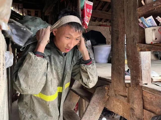 挖姜男孩已到大学报到 哽咽地读着录取通知书上的内容