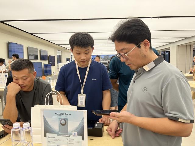新机发售引发抢购热潮！郑州华为门店现排队盛况