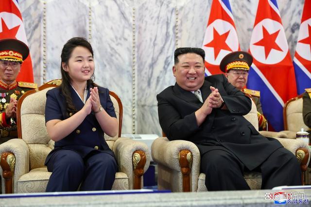 金正恩女儿再次公开露面 这次是阅兵，主席台C出场