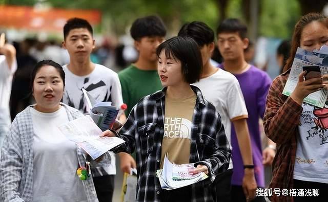 就业率断崖式暴跌，学费却逆势狂涨54%！高校到底哪来的勇气？凭什么高校将学费涨得理所应当？
