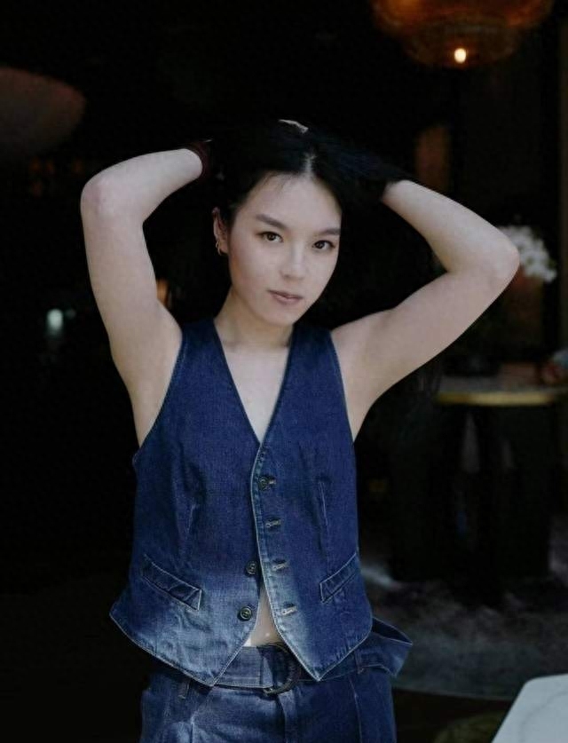 主持人李咏女儿疑翻车！回美国看秀惹争议，长相一般当演员遭质疑，被批赚着中国人的钱在美国享受生活