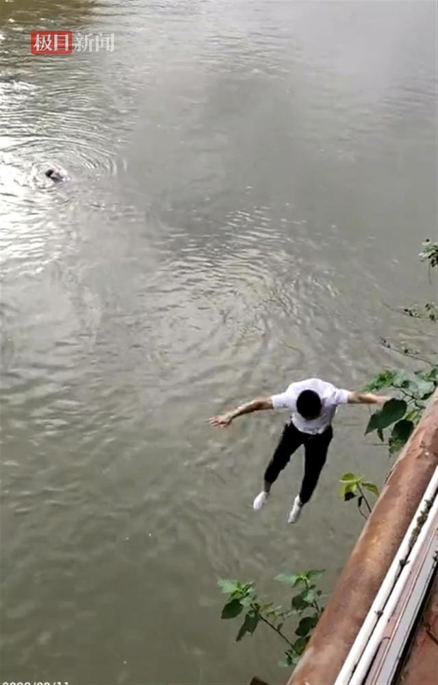 女孩意外坠桥奶奶急得大喊救命 危急时刻一名白衣男子翻过护栏纵身一跃 跳下7米高河岸救人 