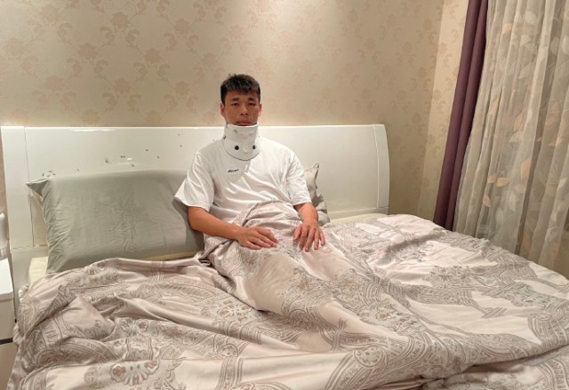 国足球员李帅严重受伤：初诊为脑震荡、颈椎受伤、多颗牙齿受损
