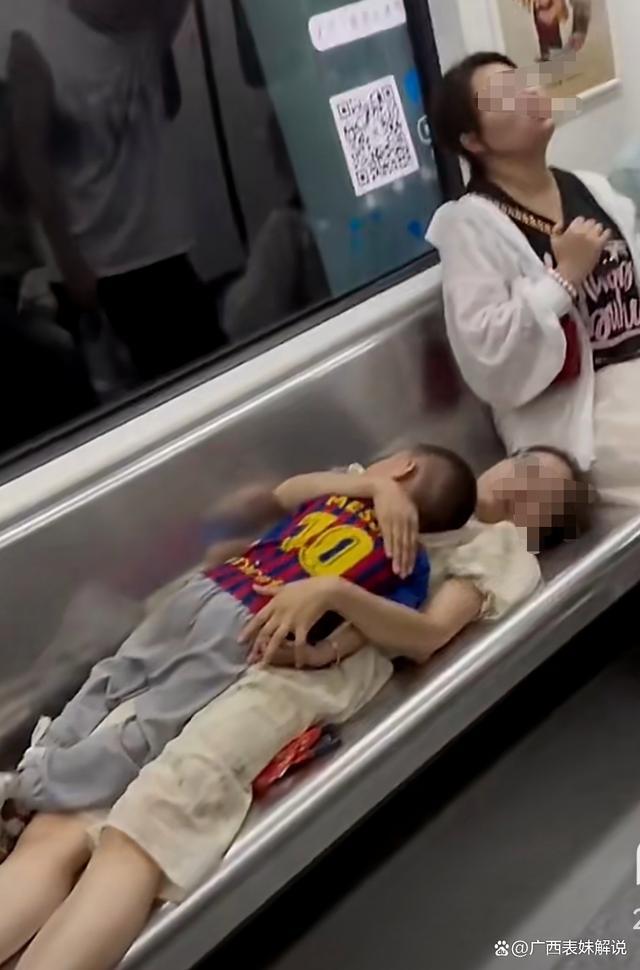 女子地铁占座让小孩横坐，乘客怒斥：为什么孩子不能一个人坐？ 