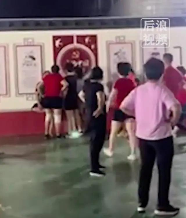 广场舞大妈围殴家长 警方回应：已批评教育双方