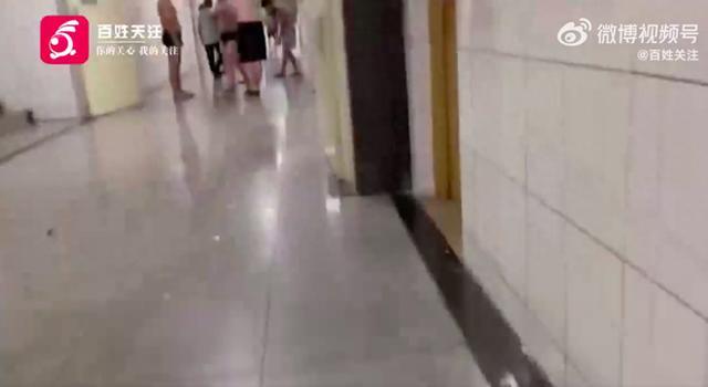 网传男生宿舍酒后起争执持刀互殴，校方辟谣：是学生手被划伤