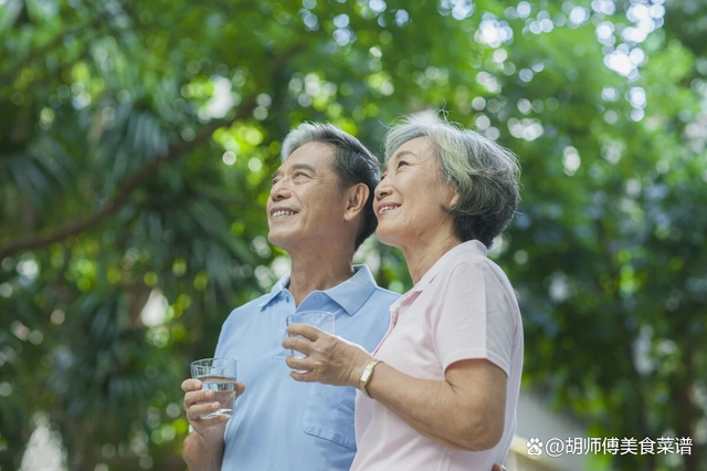 早起空腹喝水，比不吃早餐危害还大？原来很多人都做错了 真正不能吃的是3种食物