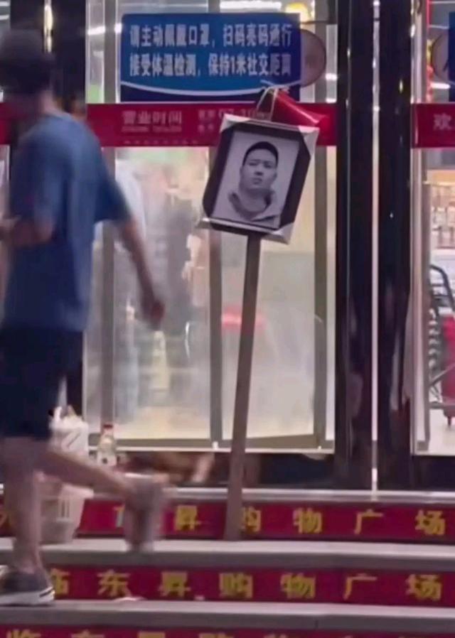 小伙送货时撞到了老人遭家属索赔后又被超市解雇，跳河身亡