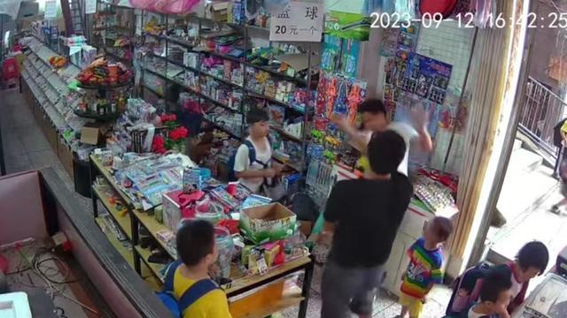 男孩偷吃店主索赔反遭打：小孩天天偷吃