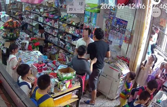 男孩偷吃店主索赔反遭打：小孩天天偷吃